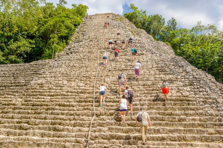 De piramide van Nochoch Mul in Cobá
